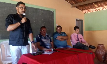 Itapiúna: Anizio Melo conversa com professores sobre precatório do Fundef